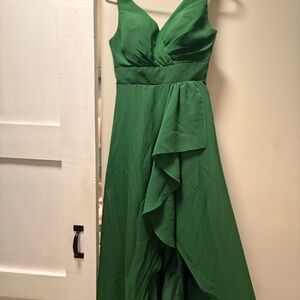 Elegant Green V-Neck Ruffled Evening Dress